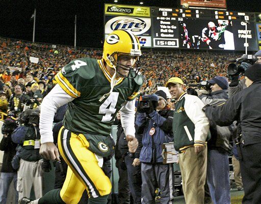 2004: Brett Favre celebrates his 200th straight regular-season start